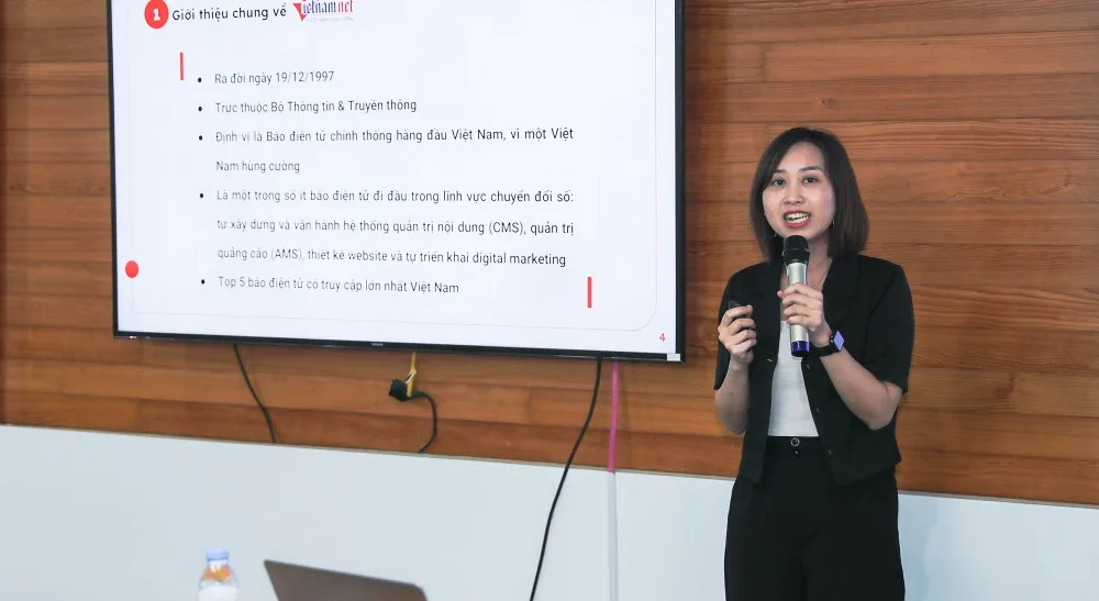 Giới thiệu về báo điện tử VietNamNet tại buổi chia sẻ với Báo Nghệ An